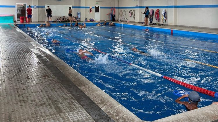 Más de 25 escuelas de la provincia participan en el Plan Provincial de Natación