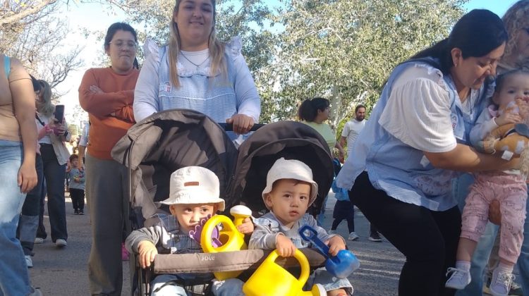 Con una caminata, familias de Centros de Desarrollo Infantil conmemoraron el Día del Trabajador