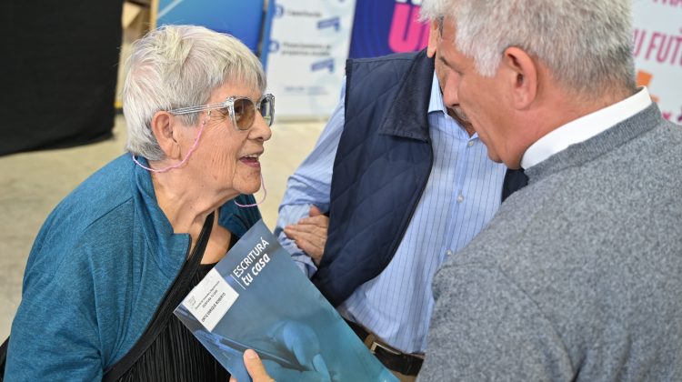 Dos familias del departamento Dupuy ya son las propietarias legítimas de sus viviendas