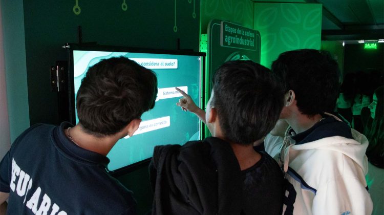 Estudiantes universitarios participaron de una jornada de innovación y tecnología en la ULP