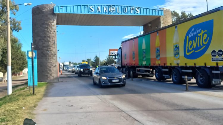Miles de personas ingresaron a San Luis para participar de la festividad en Villa de la Quebrada