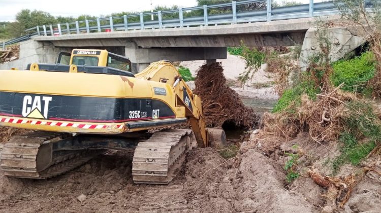 El Gobierno repara tres puentes afectados por crecidas en los departamentos San Martín y Chacabuco