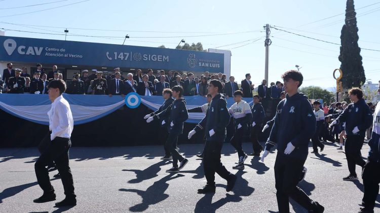 Con mucha emoción, alumnos de las escuelas digitales participaron del desfile Patrio