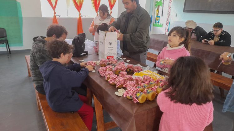 Alumnos de la EPD Nº3 Ruka Kimuy presentaron el proyecto apícola ‘Diwin’ con la comunidad ranquel