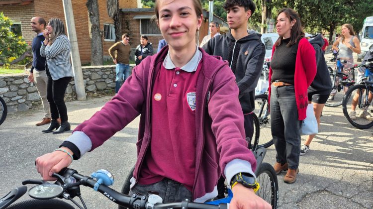 “Recibir la bici fue genial, el Gobernador es muy bueno en lo social”