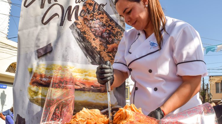 Merlo hace historia con el pastelito más grande del mundo