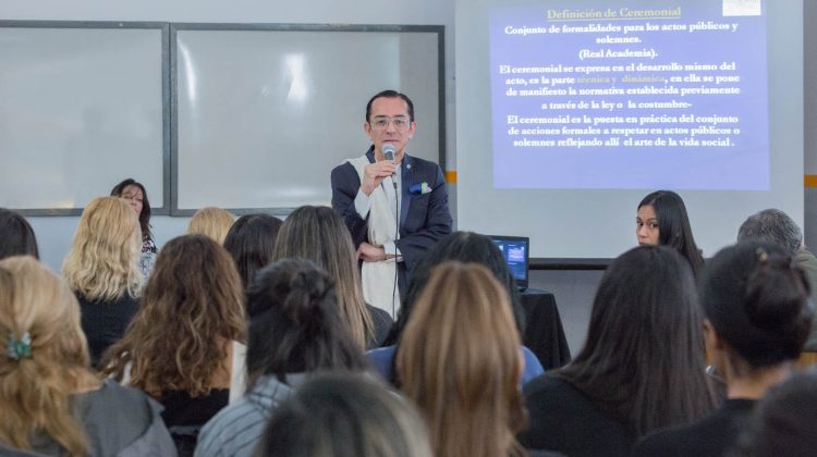 A sala llena, dictaron la primera clase de un taller de protocolo y ceremonial