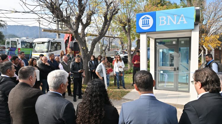 En Villa de la Quebrada, el Gobierno inauguró un nuevo cajero automático