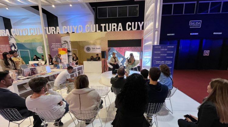 El stand de Cuyo genera momentos únicos para compartir cada proceso creativo