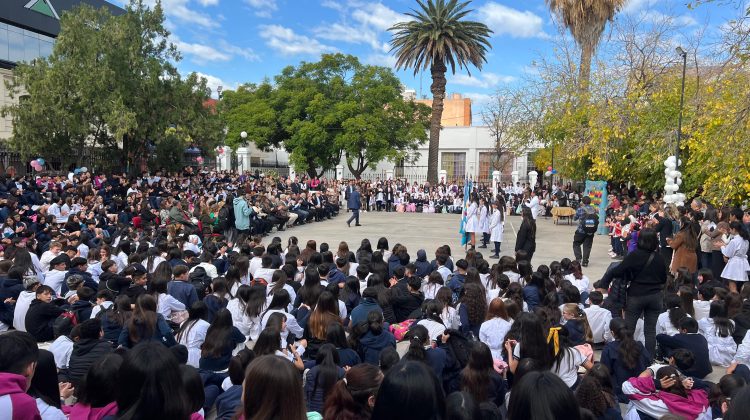 Poggi celebró junto a la comunidad educativa los 141 años de la Escuela ‘Paula Domínguez de Bazán’
