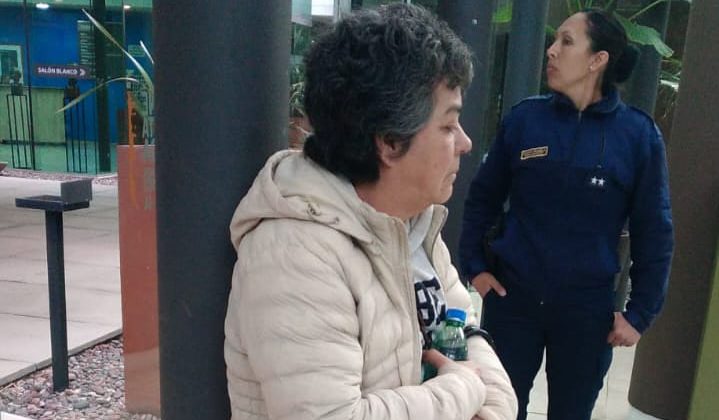 Una mujer que fue echada por presentar certificados falsos, fue detenida por causar disturbios