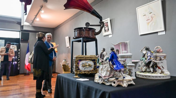 El Gobernador visitó el cierre de la muestra de arte y antigüedades ‘Atemporal’