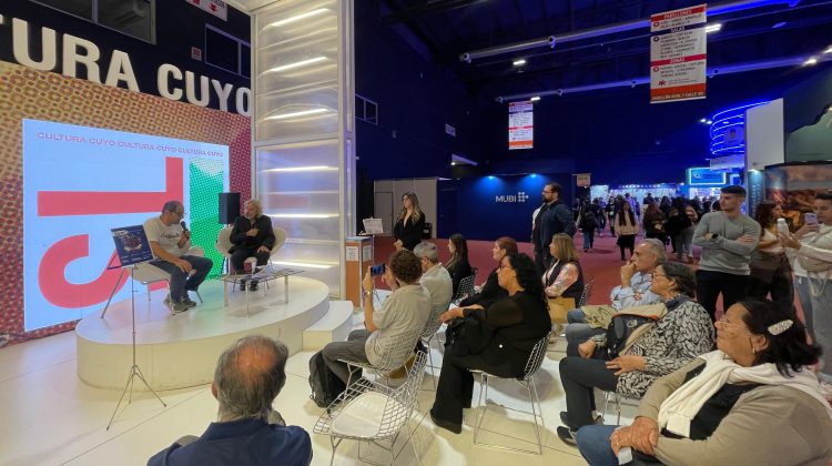 Las voces sanluiseñas unen generaciones y recuerdos en la Feria del Libro