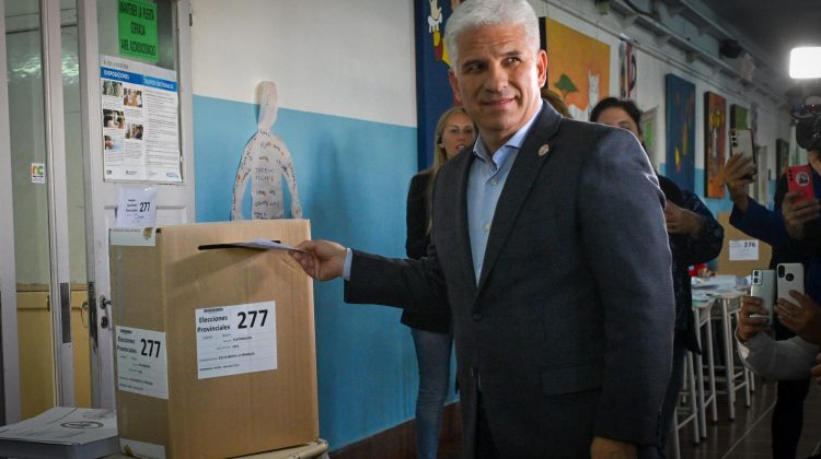El Gobernador votó e invitó a la ciudadanía a participar de la fiesta de la democracia