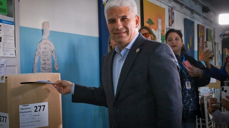 El Gobernador votó e invitó a la ciudadanía a participar de la fiesta de la democracia