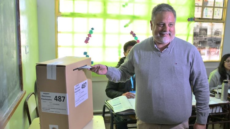 El Vicegobernador emitió su voto en el Colegio N°13 ‘Profesor Roberto Moyano’