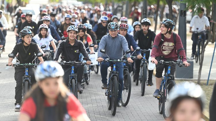 El Gobierno entregó bicicletas a más de 300 estudiantes de la capital