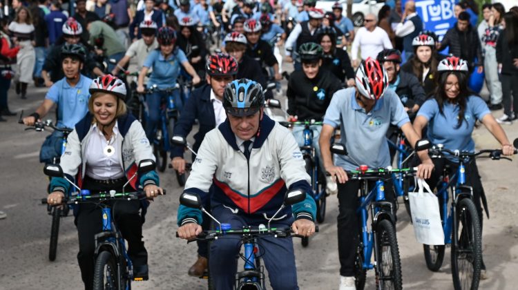 Los chicos de la Escuela Fray Luis Beltrán pedalearon junto al Gobernador
