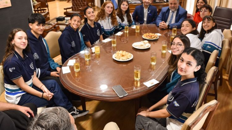 El Vicegobernador recibió a alumnos de la Escuela Mixta que se preparan para la Procesión Cívica 