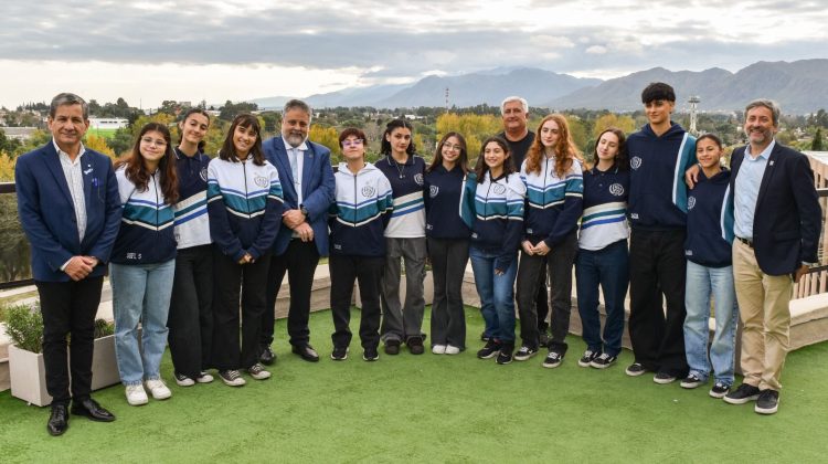 El Vicegobernador recibió a alumnos de la Escuela Mixta que se preparan para la Procesión Cívica 
