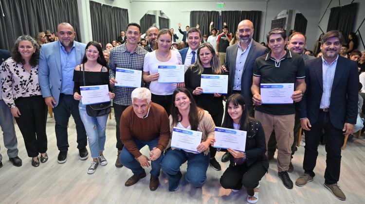 El Gobernador entregó certificados a 50 nuevos proyectos en Villa Mercedes