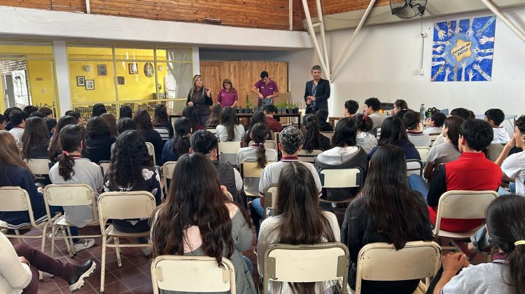 Capacitaron en huerta orgánica a estudiantes y vecinos en el Centro Educativo N°6 de El Volcán