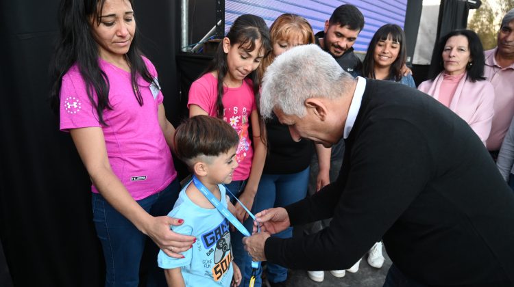 Compromiso cumplido: Poggi entregó casas a familias de El Trapiche