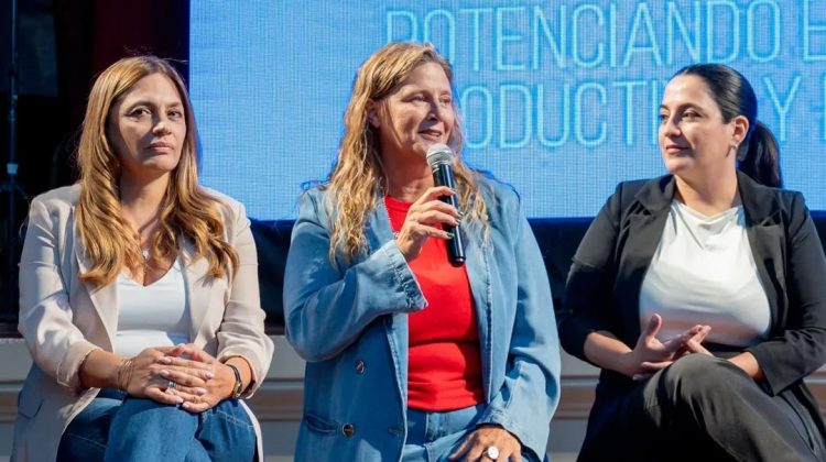 Mujeres de San Luis se capacitan en liderazgo y desarrollo productivo