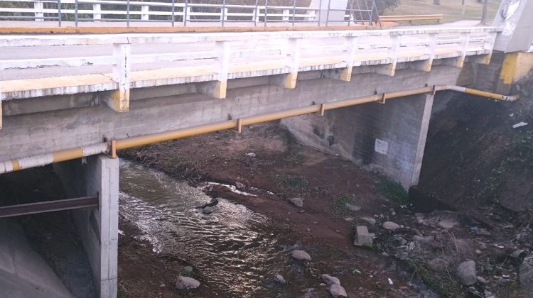 Realizaron mantenimiento y limpieza en el puente del arroyo Los Sauces