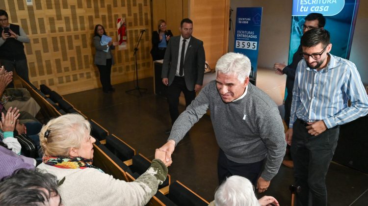 El Gobernador entregó 18 escrituras a más familias de la Costa de los Comechingones