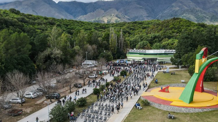 Entrega masiva: 400 estudiantes de Merlo recibieron sus bicicletas