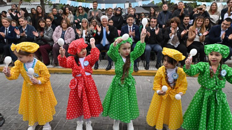Los niños fueron los protagonistas del colorido desfile por los 215 años de la Gesta de Mayo