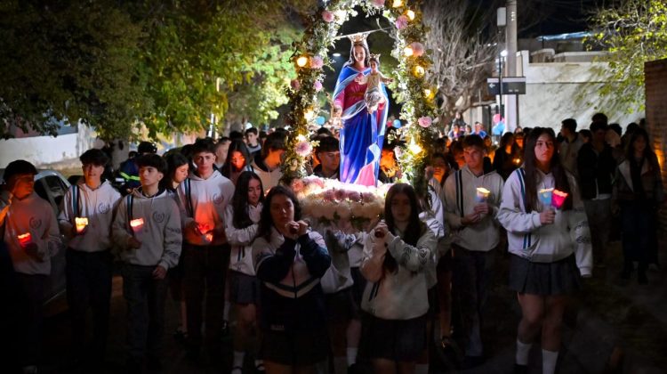El Colegio María Auxiliadora celebró 60 años con una procesión en honor a la Virgen