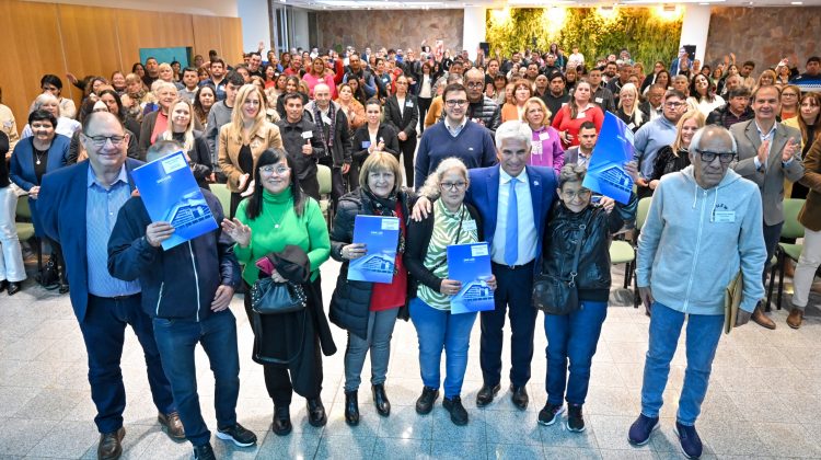 Entrega de escrituras: más 65 familias ya son propietarias legítimas de sus viviendas