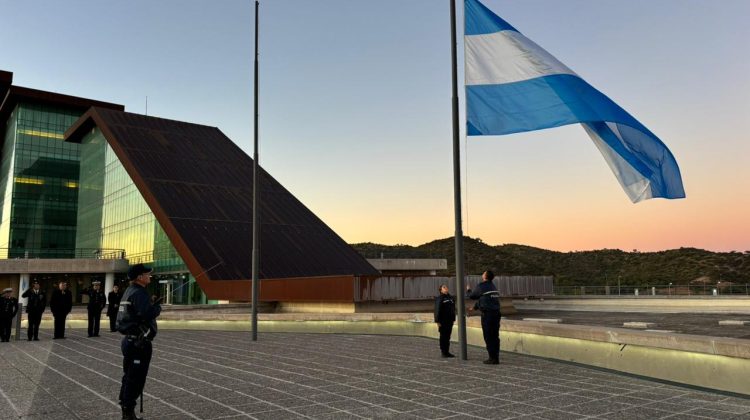 El Vicegobernador encabezó el izamiento del pabellón nacional
