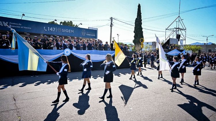 San Luis rindió homenaje a la Patria con un multitudinario desfile