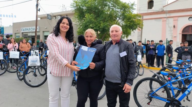 Familias de San Francisco recibieron la escritura de sus viviendas