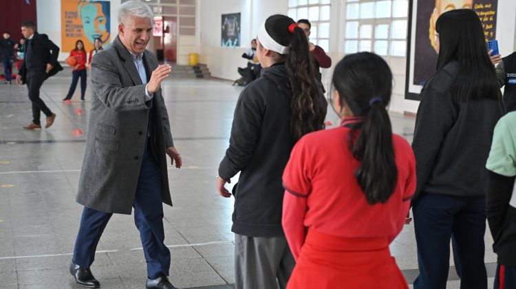 La comunidad educativa de la escuela ‘Eva Perón’ recibió al Gobernador