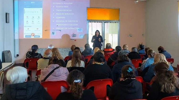 Personas mayores participaron de un taller de educación financiera 