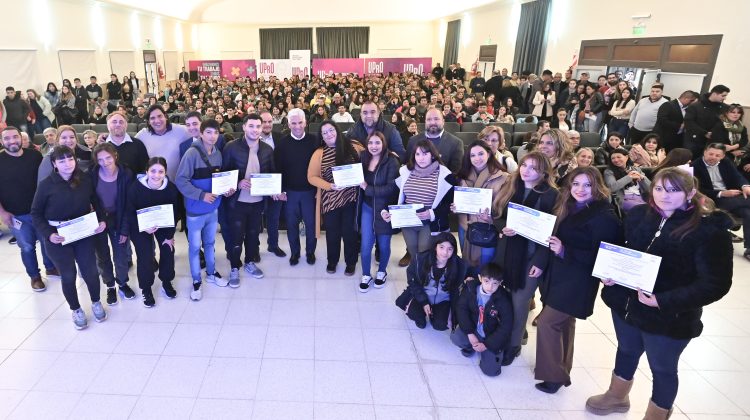 Motores del porvenir: el Gobernador entregó otra tanda de decretos de financiamiento a emprendedores