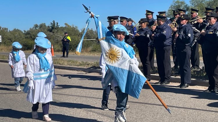 La comunidad del Suyuque homenajeó a la Patria con un desfile cívico militar