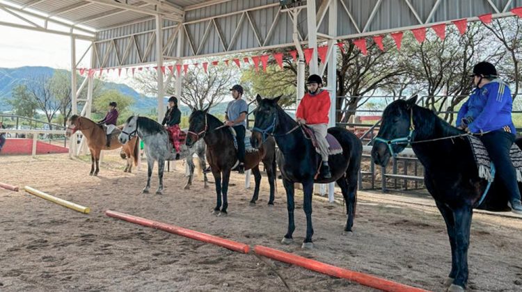 Los centros de equinoterapia realizaron una jornada especial con la visita de un fisiatra