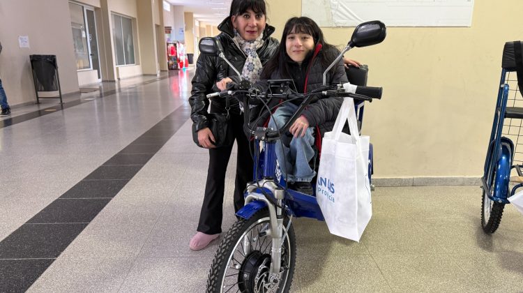 “Mi hija se emocionó mucho cuando se enteró que le entregaban la bici y lloramos las dos”