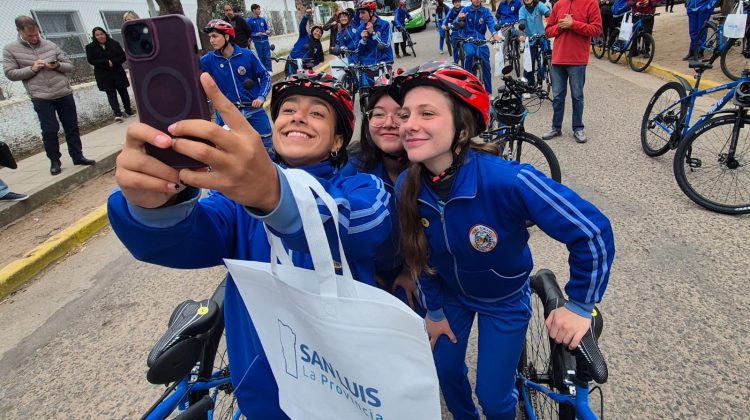 “Fue muy movilizante ver a los chicos recibir las bicicletas”
