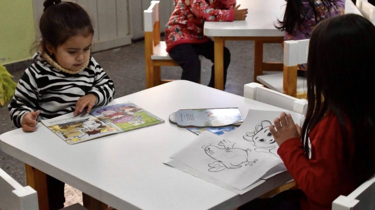 Internos penitenciarios fabricaron mobiliario escolar para un jardín de San Luis
