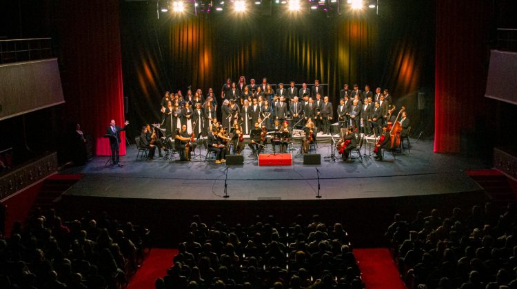 El concierto sinfónico ‘Sunrise Mass’ conmovió a los espectadores del Cine Teatro