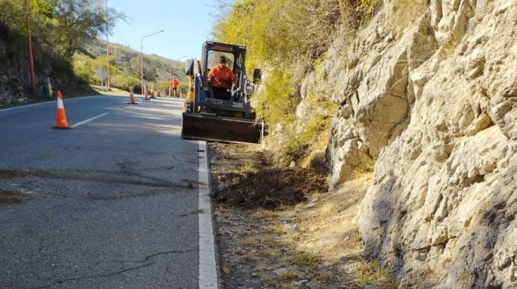 Realizaron limpieza y despeje de banquinas en la ruta 20