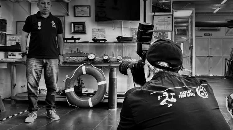 Fotoperiodismo en acción: capturando historias con la cámara como testigo