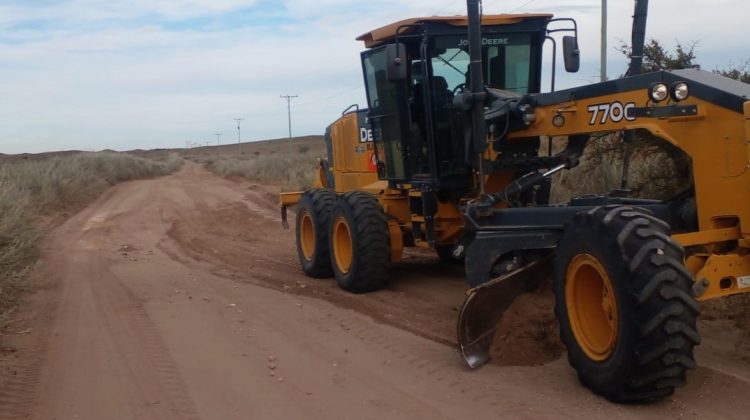El Gobierno y productores del departamento Dupuy reparan caminos en conjunto
