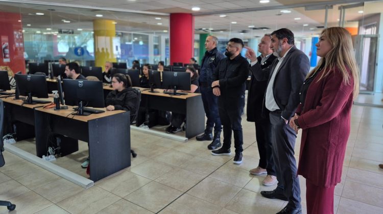 El jefe de Policía visitó la Agencia de Ciencia y Tecnología